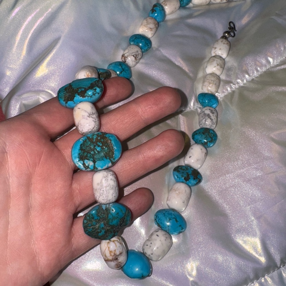 Genuine Turquoise and White Howlite Vintage Beaded Necklace - Picture 2 of 9